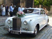 Luxury Wedding Cars Ltd 1074664 Image 1
